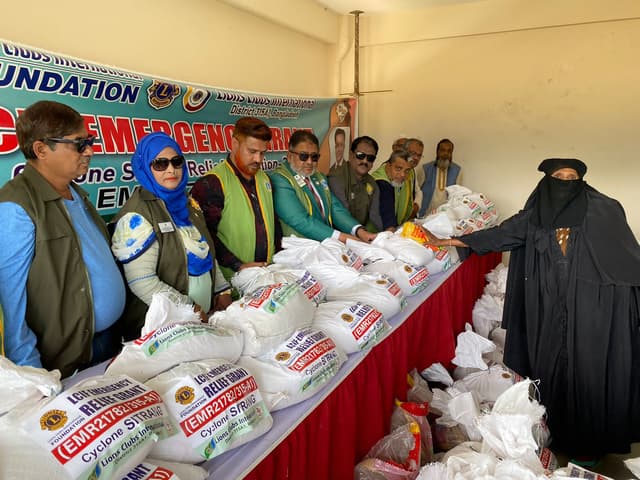 হিজলায় লায়ন্স ক্লাবের উদ্যোগে ত্রাণ সামগ্রী বিতরণ