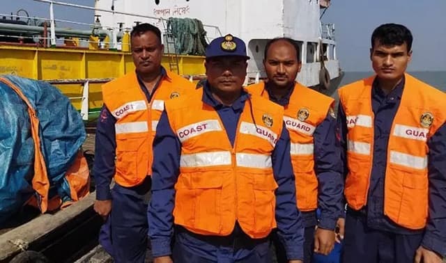 দুর্ঘটনাকবলিত তেলের ট্যাঙ্কারের ১৬ নাবিককে অক্ষত উদ্ধার