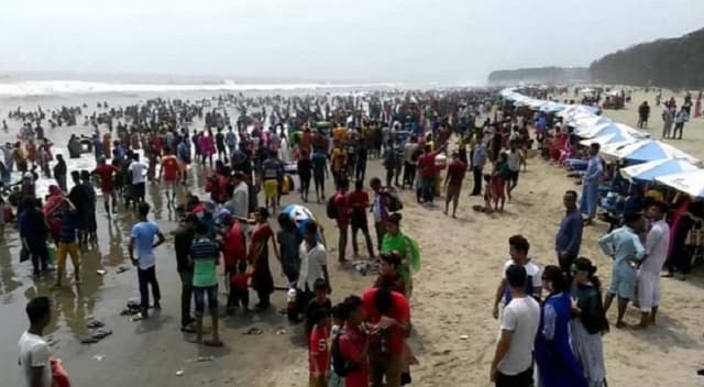 কক্সবাজারে পর্যটকের ঢল, চলছে গলাকাটা বাণিজ্য