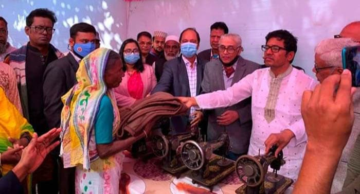 দেবীদ্বারে দারিদ্র বিমোচন ও জীবনমান উন্নয়নে বিভিন্ন উপকরণ বিতরণ