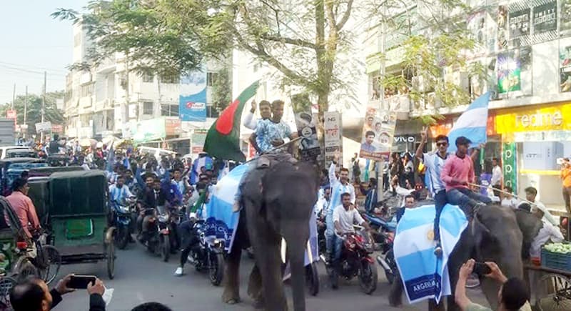 পাবনায় আর্জেন্টাইন সমর্থকদের হাতি নিয়ে শো-ডাউন