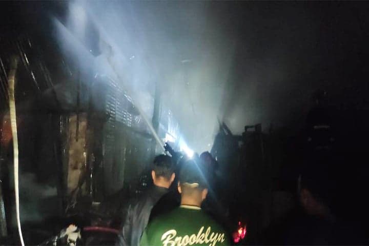 রাজধানীর চকবাজারে ভয়াবহ আগুন