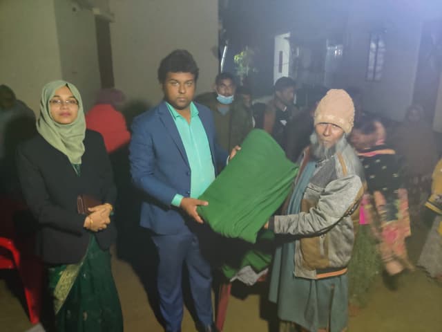 রাতে অসহায় শীতার্তদের পাশে হাকিমপুরের ইউএনও অমিত রায়