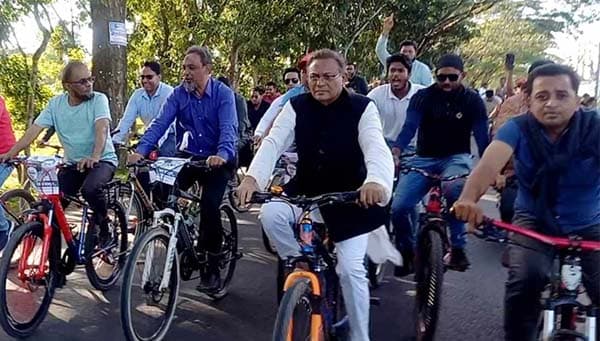 সাইকেল চালিয়ে নৌকার প্রচারণায় হাছান মাহমুদ