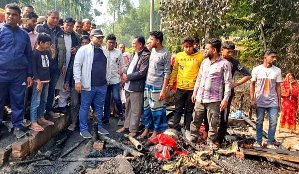 বৈদ্যুতিক শর্ট সার্কিটের আগুনে কপাল পুড়ল দিনমজুর মনসুর আলীর