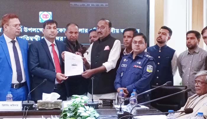 নেত্রকোনায় উৎসবমূখর পরিবেশে প্রার্থীদের মাঝে প্রতীক বরাদ্দ
