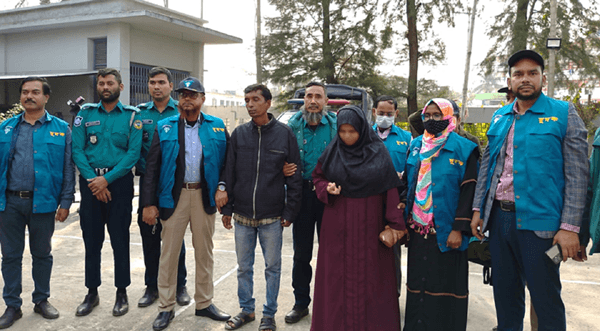 বরিশাল পাসপোর্ট অফিসে দুদকের অভিযান, ২ দালাল আটক