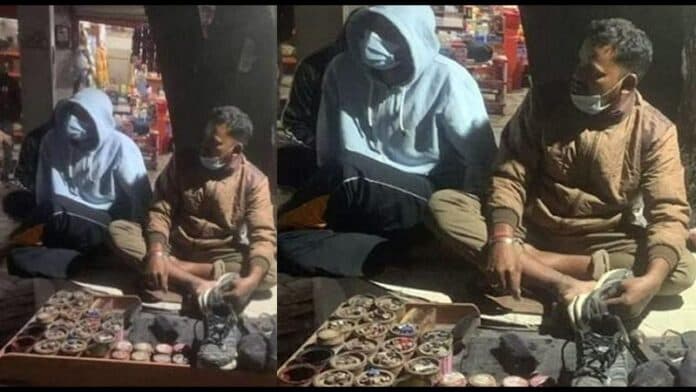 মুচি বন্ধুকে ভোলেননি মাশরাফি ,পাশে বসে করছেন গল্প