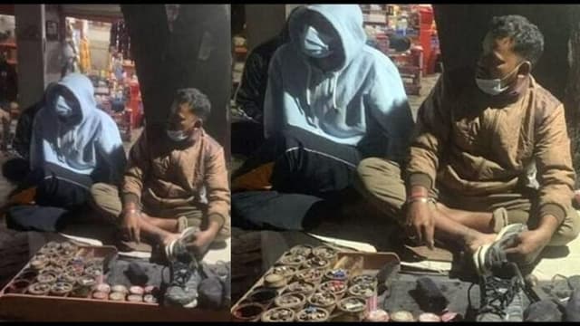 মুচি বন্ধুকে ভোলেননি মাশরাফি ,পাশে বসে করছেন গল্প