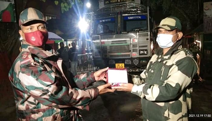 বিজিবি দিবস উপলক্ষে হিলি সীমান্তে বিএসএফকে মিষ্টি উপহার