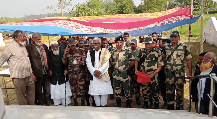 মেহেরপুরে সীমান্তের শূন্যরেখায় গণকবরে শ্রদ্ধা