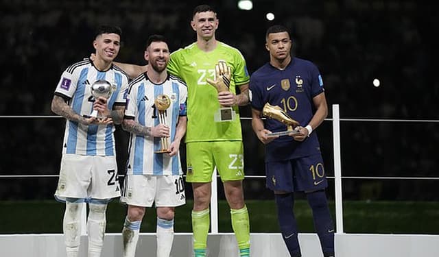 মেসির হাতে গোল্ডেন বল, গোল্ডেন বুট এমবাপ্পের