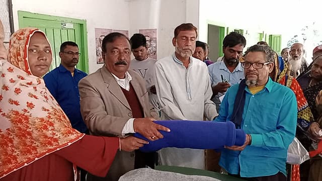 উজানচরে অসহায়দের মাঝে শীতবস্ত্র বিতরণ