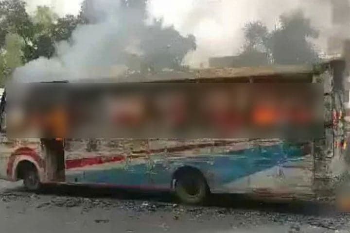গুলিস্তানে যাত্রীবাহী বাসে দুর্বৃত্তদের আগুন