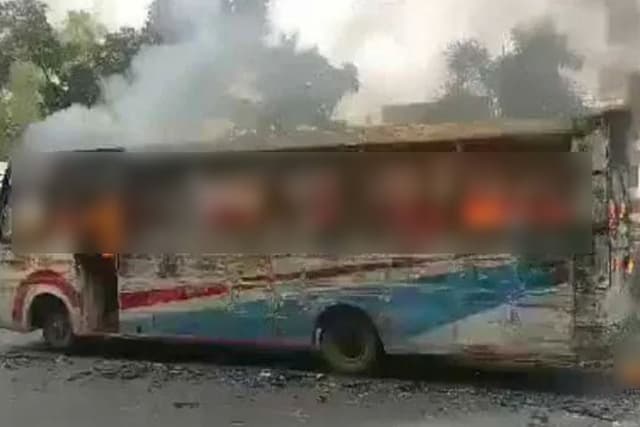 গুলিস্তানে যাত্রীবাহী বাসে দুর্বৃত্তদের আগুন