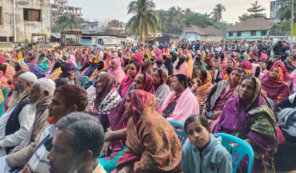 কলাপাড়ায় নৌকার উঠান বৈঠকে নারীদের ঢল