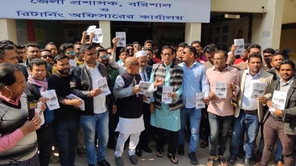 বরিশাল-৫: প্রচারণায় নৌকার কর্মী-সমর্থকরা, অন্যরা নিরুত্তাপ