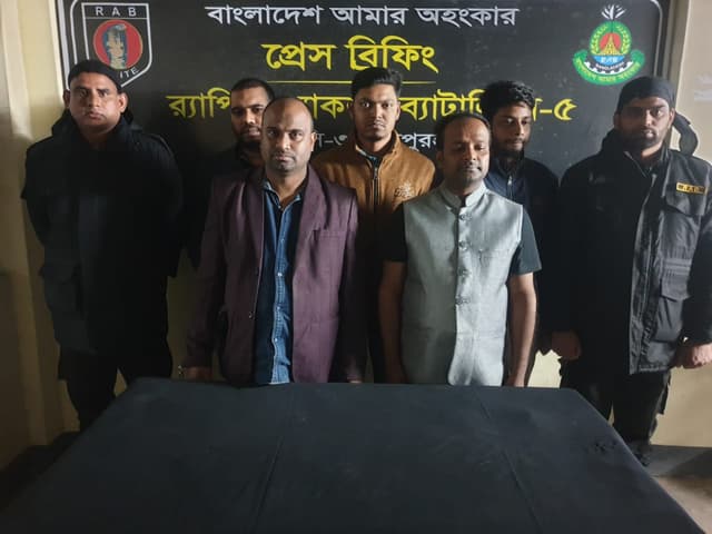 নিজেদের পরিচয় দিতেন বিশেষজ্ঞ ডাক্তার, আটক ৫