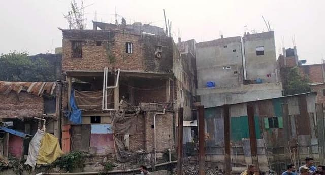 চট্টগ্রামে হেলে পড়া ভবন ও মন্দির ভাঙা শুরু
