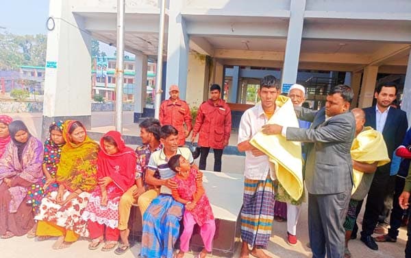 কাউখালীতে প্রতিবন্ধীদের মাঝে কম্বল বিতরণ