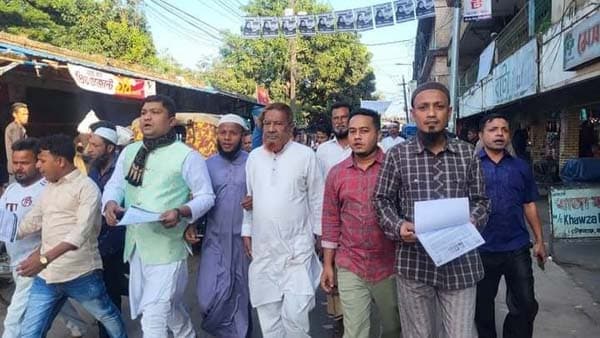 ভোট বর্জনের সমর্থনে টেকনাফে বিএনপির লিফলেট বিতরণ