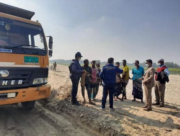উল্লাপাড়ায় অবৈধভাবে বালু উত্তোলনের দায়ে সাত জনের কারাদণ্ড