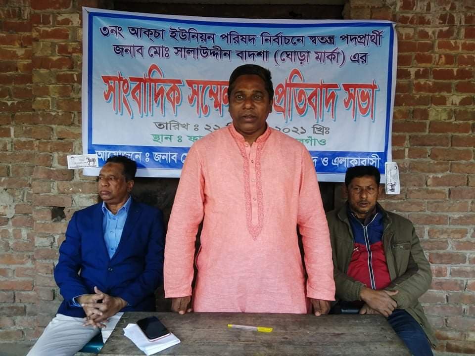 পুলিশের উপস্থিতিতে স্বতন্ত্র প্রার্থীর সমর্থকদের উপর হামলার অভিযোগ