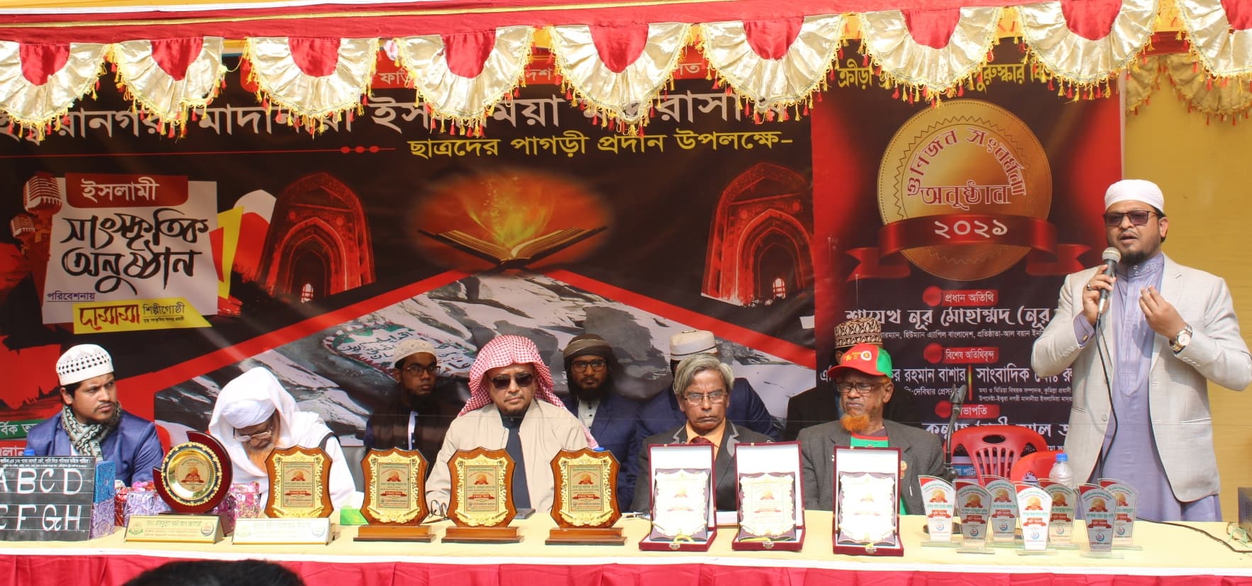 দেবীদ্বারে হাফেজদের পাগড়ি ও গুণীজনদের সম্মাননা ক্রেষ্ট প্রদান
