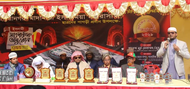 দেবীদ্বারে হাফেজদের পাগড়ি ও গুণীজনদের সম্মাননা ক্রেষ্ট প্রদান