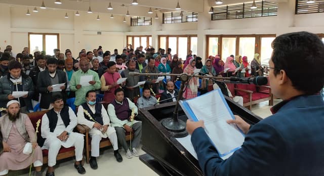 ভূরুঙ্গামারীতে নবনির্বাচিত ইউপি সদস্যদের শপথ গ্রহণ