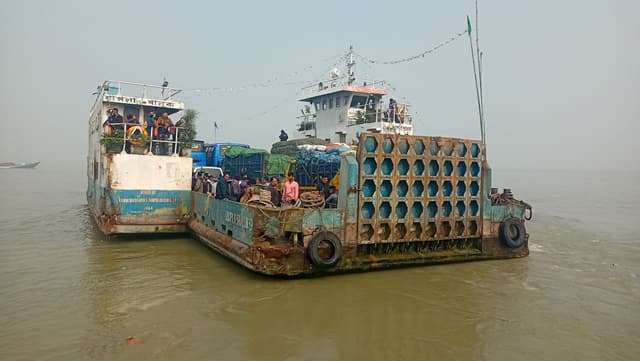 দৌলতদিয়া-পাটুরিয়া নৌরুট :দীর্ঘ ১০ ঘন্টা পর ফেরি চলাচল শুরু