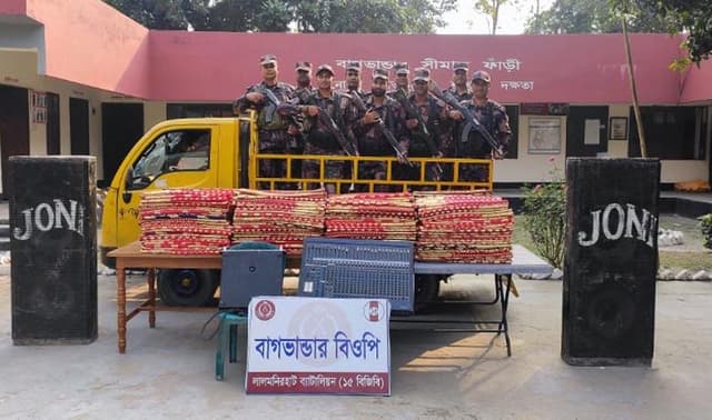 ভূরুঙ্গামারীতে বিপুল পরিমান ভারতীয় শাড়ী জব্দ