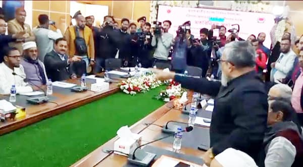 সিইসির সভায় চেয়ারে বসা নিয়ে প্রার্থীদের মধ্যে বাগবিতণ্ডা