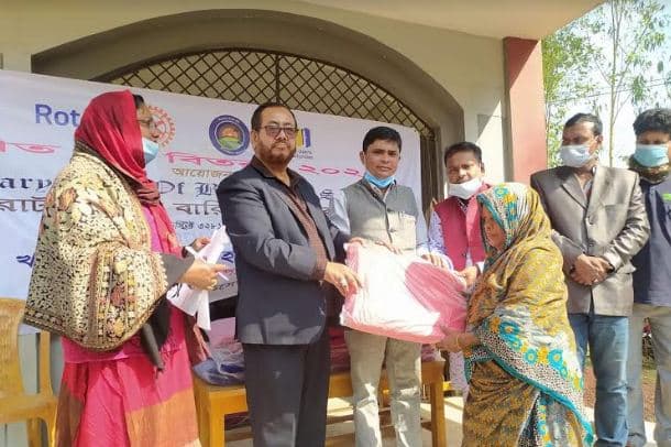 গোপালপুরে শীতার্তদের মাঝে শীতবস্ত্র বিতরণ