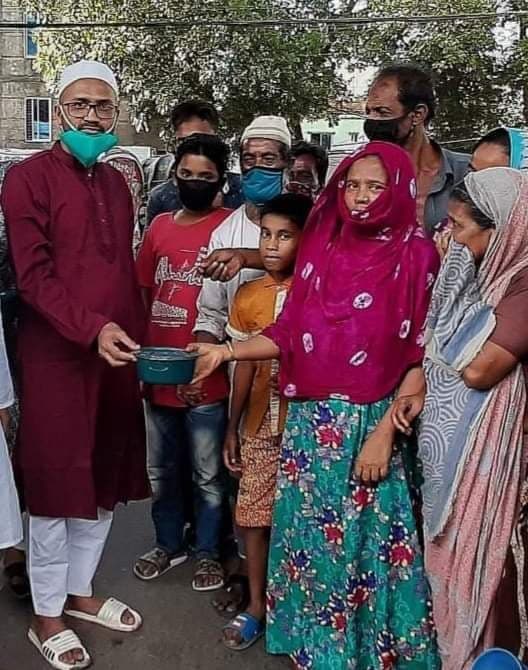 অসহায় মানুষের মাঝে রান্না করা খাবার তুলে দিলেন আলোকিত বাংলাদেশ ফাউন্ডেশন