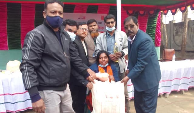 আশাশুনিতে প্রতিবন্ধীদের মাঝে স্বাস্থ্য সামগ্রী বিতরণ