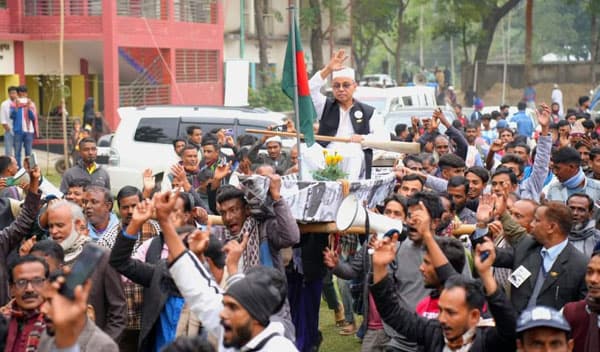 জামালপুরে ভোটারের কাঁধে চড়ে নৌকার প্রার্থী মঞ্চে যাওয়ার ছবি ভাইরাল