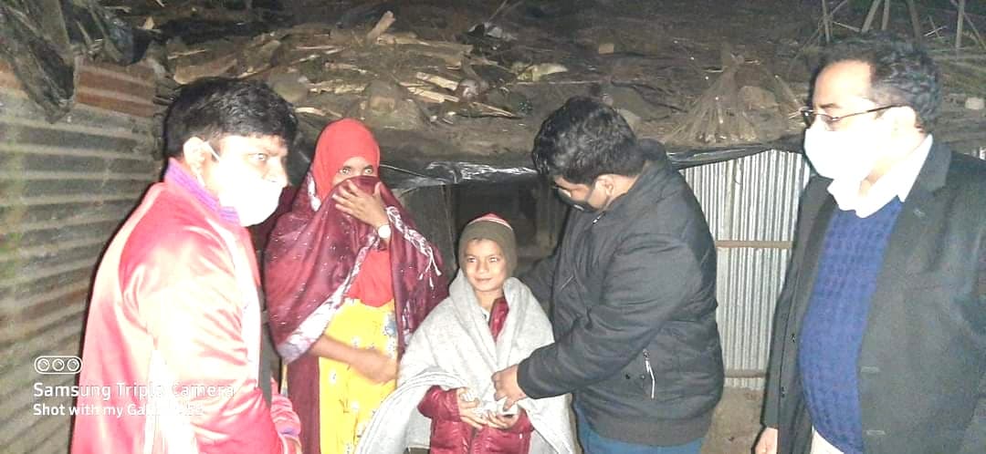 উখিয়ায় শীতের তীব্রতা উপেক্ষা করে শীতবস্ত্র নিয়ে ঘরে-ঘরে ইউএনও