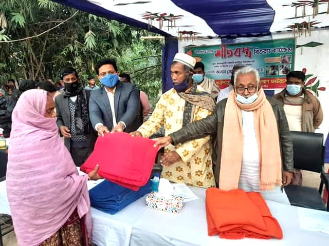 আত্রাইয়ে শীতার্তদের মাঝে শীতবস্ত্র বিতরণ
