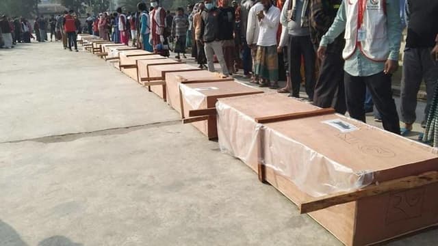 গণকবরে দাফন করা হলো লঞ্চে অগ্নিকাণ্ডের নিহত ৩০ জনকে