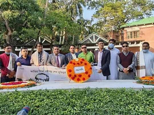 বঙ্গবন্ধুর সমাধিতে কুবি শিক্ষক সমিতির শ্রদ্ধা