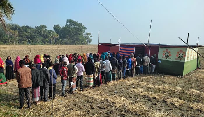 বরিশালে ফাঁকা মাঠের প্যান্ডেলে ভোট গ্রহণ !