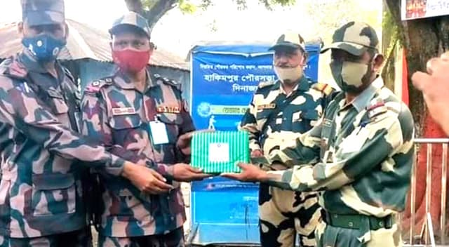 হিলি সীমান্তে বিএসএফকে মিষ্টি দিয়ে শুভেচ্ছা