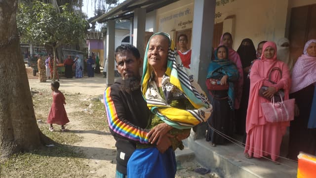 ছেলের কোলে চড়ে ভোট কেন্দ্রে ৭০ বছর বয়সী মোমেনা