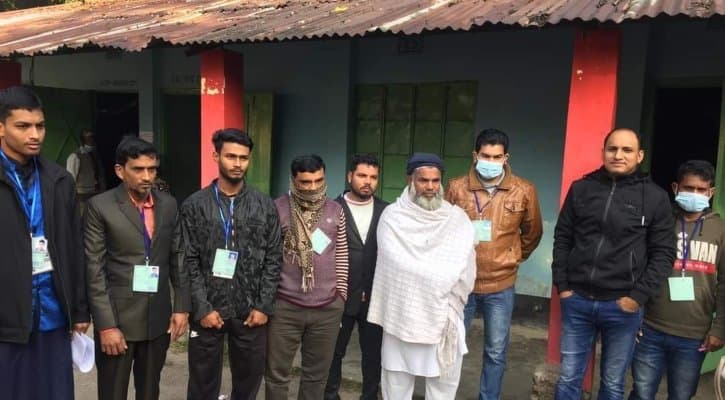 ভোটকেন্দ্রে মোবাইল ব্যবহার, আটক ১৩ এজেন্ট