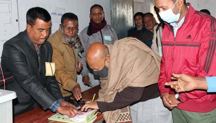 ধামইরহাটে ৪ স্তরের নিরাপত্তায় ৮ ইউপিতে ভোট গ্রহণ সম্পন্ন