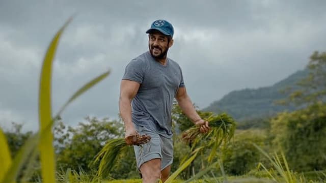 বিলাসবহুল খামারবাড়িতে সাপে কাটলো সালমান খানকে
