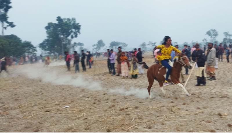 ধামইরহাটে ঘোড় দৌড় প্রতিযোগিতায় চ্যাম্পিয়ন তাসমিনা