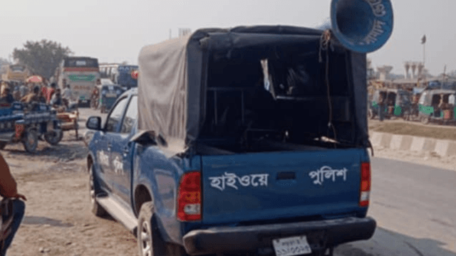 সিরাজগঞ্জে মহাসড়কে শৃঙ্খলা ফেরাতে হাইওয়ে পুলিশের প্রচার অভিযান