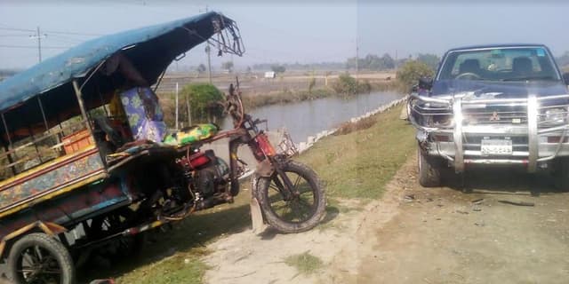 আশাশুনিতে পিকআপ-ইঞ্জিনভ্যান সংঘর্ষে গুরুতর আহত ১